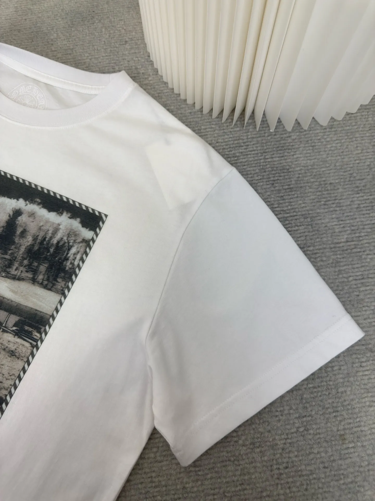 P250 Chrome Hear oil painting short sleeves. The fabric is made of 26-woven 200g cotton. The printing is digital printing. Customized accessories. Size S M L